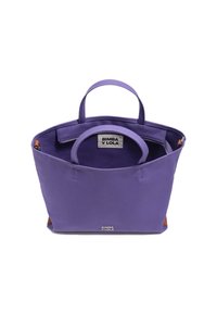 Violetti kassi, jossa on kaksoiskahvat, valmistettu sileästä materiaalista. Sen tilava sisäosa sisältää vetoketjullisen taskun ja ruskeita nahkayksityiskohtia.