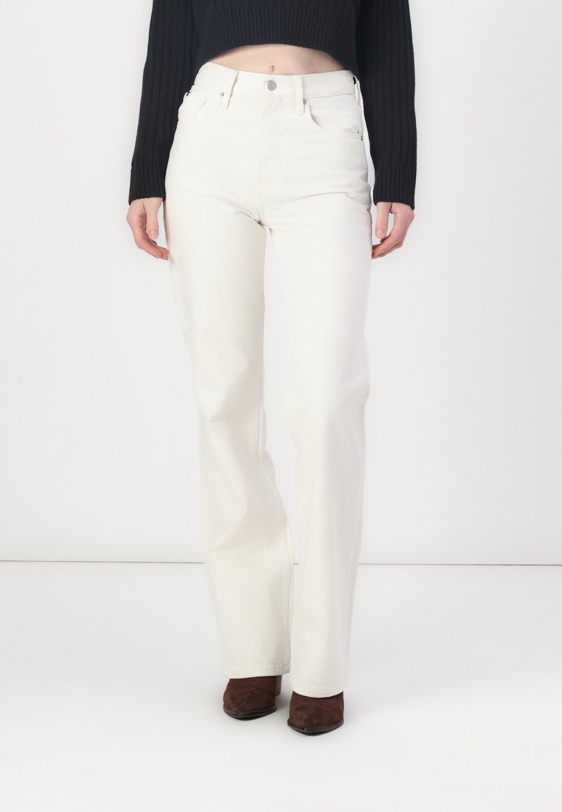 Weiße hochtaillierte Jeans mit geradem Bein, ausgestattet mit einem klassischen Fünf-Taschen-Stil und dezenten Nähdetails.
