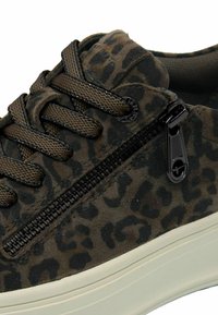 Sneakers mit Leopardenmuster, braunem Wildleder-Obermaterial, dunklen Schnürsenkeln, schwarzen Reißverschlussdetails und einer hellen, strukturierten Gummisohle.