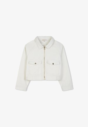 Veste blanche courte avec manches longues, col pointu, fermeture éclair à l'avant et deux poches poitrine à rabat boutonné.