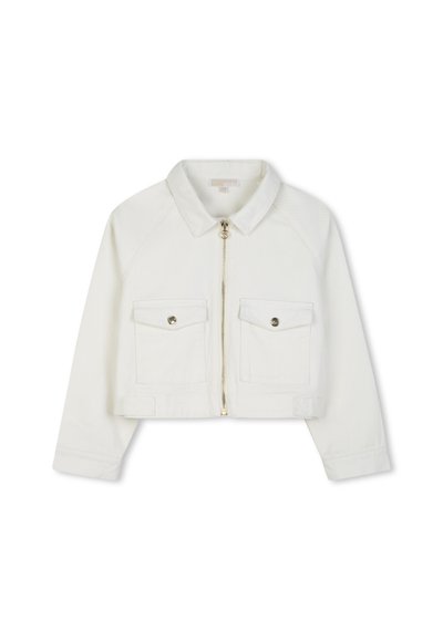 Veste blanche courte avec manches longues, col pointu, fermeture éclair à l'avant et deux poches poitrine à rabat boutonné.