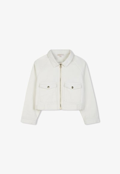 Veste blanche courte avec manches longues, col pointu, fermeture éclair à l'avant et deux poches poitrine à rabat boutonné.