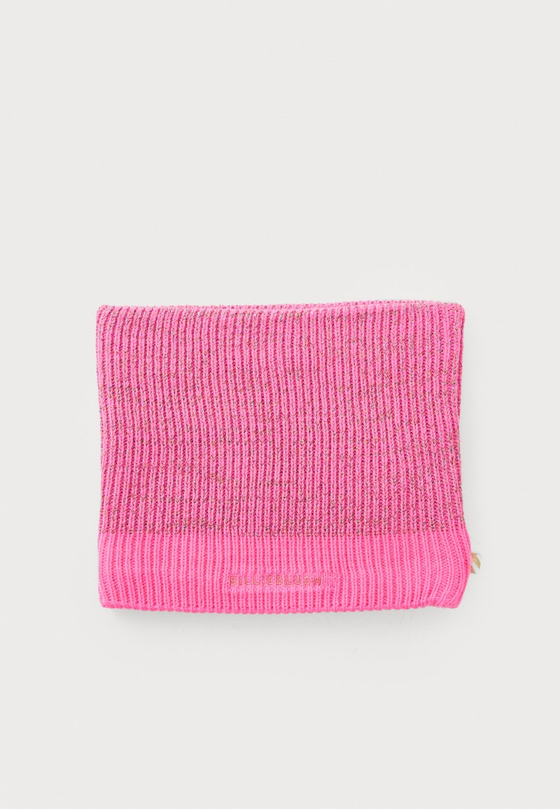 Roze gebreide beanie met ribbeltextuur, een lichtroze band aan de onderkant en subtiele metallic draden die door de stof zijn geweven. Logo op de zijkant.