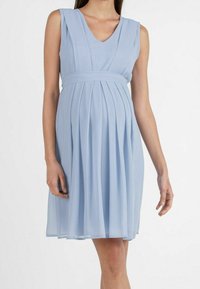 Ljusblå ärmlös klänning med v-formad halsringning, plisserad kjol och en åtsittande liv som accentueras av ett horisontellt band i midjan.