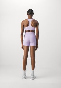 Nike Performance BRA - Vidutiniškai krūtinę prilaikanti sportinė liemenėlė - violet mist