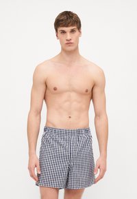 Herrebokser i marineblått og hvitt gingham-mønster, med elastisk midje, rett snitt og glatt stoffstruktur.