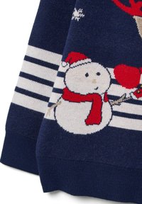 Marineblauwe trui met witte strepen en een sneeuwman die een rode hoed en sjaal draagt en een rode ballon vasthoudt.