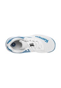 Zapatilla deportiva blanca con parte superior texturizada, acentos azules y logo. Presenta una puntera redondeada y cordones redondeados para un ajuste seguro.