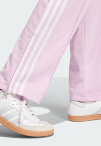 adidas Originals ADICOLOR CLASSICS FIREBIRD TRACK - Pantalones deportivos - light orchid