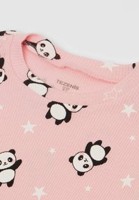 Rosa geripptes T-Shirt mit schwarz-weißen Panda-Drucken und weißen Sternmustern. Das Etikett trägt die Aufschrift "TEZENIS KIDS 6-7." Weicher Stoff mit Rundhalsausschnitt.