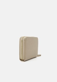 Beige syntetiskt läderplånbok med en gyllene dragkedja, rektangulär form, slät yta och en liten fästanordning.
