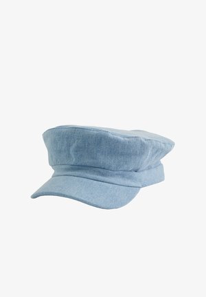 Modrá denimová čiapka so štruktúrovaným, širokým okrajom a vrstveným dizajnom. Disponuje textúrovanou tkaninou a plochým vrchom. Čisté, jednoduché línie.