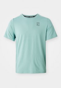 Lichtgroene, sportieve t-shirt met korte mouwen en ronde hals, met een subtiele textuur en een klein zwart Nike-logo op de borst.