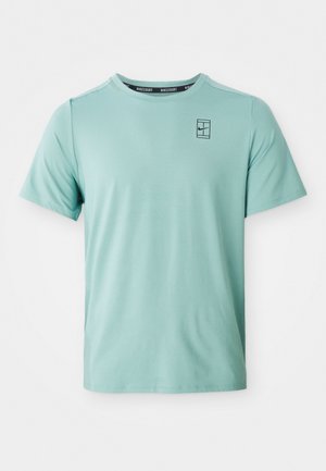 Lichtgroene, sportieve t-shirt met korte mouwen en ronde hals, met een subtiele textuur en een klein zwart Nike-logo op de borst.