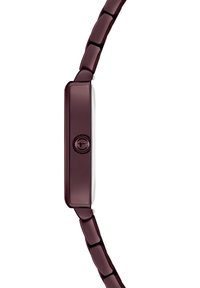 Rechteckige burgunderrote Uhr mit glänzender Oberfläche, versehen mit einer silberfarbenen Lünette und einem strukturierten seitlichen Knopf. Das Armband besteht aus miteinander verbundenen burgunderroten Segmenten.