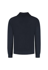 Donkerblauwe ribgebreide trui met lange mouwen en een omgeslagen kraag, van de achterkant gezien.