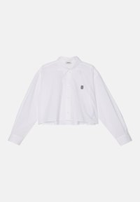 Camisa blanca de botones corta con mangas largas, que presenta un cuello clásico y un pequeño logotipo negro bordado en el lado izquierdo del pecho.