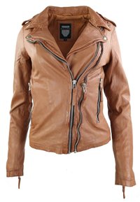Braune Leder-Bikerjacke mit figurnahem Design, asymmetrischen Reißverschlüssen und mehreren Reißverschlusstaschen. Abgenutzte Textur und Druckknopfdetails.