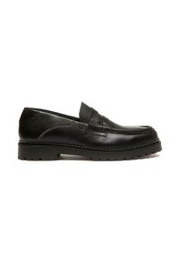 Mocassino in pelle nera con design cucito, profilo basso e suola in gomma texturizzata. Presenta una fascia ampia nella parte anteriore e una finitura liscia.
