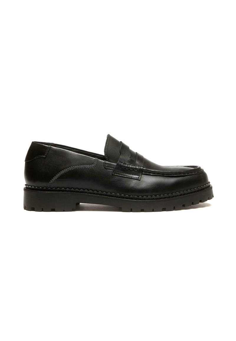 Mocassino in pelle nera con design cucito, profilo basso e suola in gomma texturizzata. Presenta una fascia ampia nella parte anteriore e una finitura liscia.