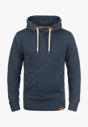 Tumši zila kapuce, izgatavota no mīksta auduma, ar kangaru kabatu, gaišām auklām un brūniem ādas akcentiem.