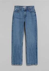 Blå raka jeans med hög midja, knäppning med knapp och dragkedja, fram- och bakfickor, uppvisade platt på en grå bakgrund.