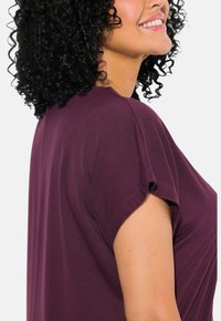Ulla Popken RHINESTONE TEE - Pusero - dark plum