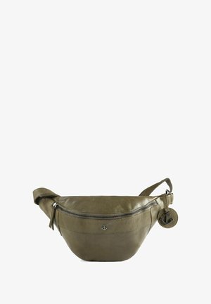 Marsupio in pelle verde oliva con chiusura a cerniera, design curvo e dettaglio di un ciondolo a forma di ancora attaccato al cursore della cerniera.