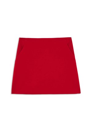 Rode mini-jurk met een eenvoudig ontwerp en voorzakken. Gemaakt van textiel met een structuur, heeft het een rechte snit en schone randen.