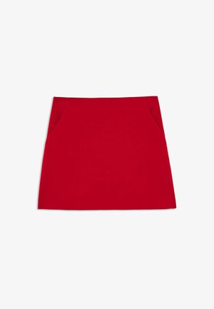 Rode mini-jurk met een eenvoudig ontwerp en voorzakken. Gemaakt van textiel met een structuur, heeft het een rechte snit en schone randen.