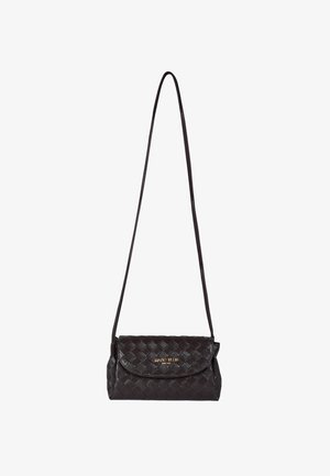 Borsa a tracolla intrecciata in pelle marrone scuro con tracolla lunga e chiusura a patta, con logo Marc Ellis dorato sul davanti.