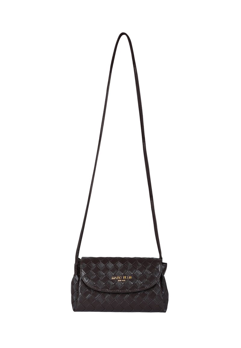 Borsa a tracolla intrecciata in pelle marrone scuro con tracolla lunga e chiusura a patta, con logo Marc Ellis dorato sul davanti.