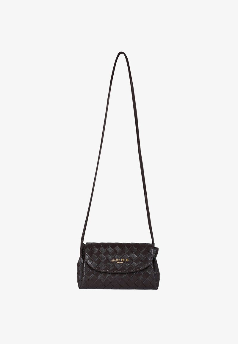 Borsa a tracolla intrecciata in pelle marrone scuro con tracolla lunga e chiusura a patta, con logo Marc Ellis dorato sul davanti.