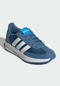 Modré športové topánky s kombináciou textílie a syntetických materiálov, s tromi bielymi pruhmi, modrým jazykom a štruktúrovanou gumovou podrážkou.