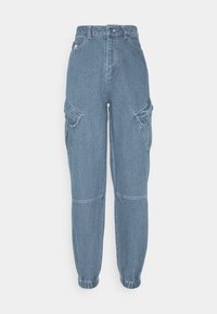 Denim cargo-byxor i medelblått, med hög midja, elastiska ärmslut och flera sidofickor. Mjuk struktur med minimala sömdekorationer.