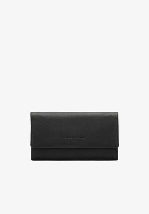 Czarny skórzany portfel o fakturowanej powierzchni, prostokątnym kształcie i zamknięciu na klapkę. Na przedniej stronie znajduje się wytłoczone logo.