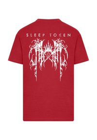 Červené bavlnené tričko s bielou grafickou potlačou na chrbte, ktorá zahŕňa text "SLEEP TOKEN" a zložené dekoračné prvky.