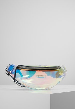 Przezroczysta nerka z iryzującym wykończeniem, czarnym zamkiem błyskawicznym i regulowanym paskiem z logo. Zakrzywiony kształt o gładkiej fakturze.