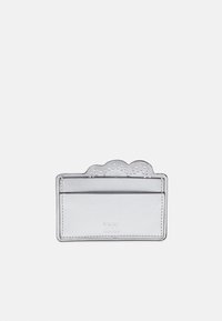 Tarjetero de cuero gris con borde ondulado y diseño perforado en la parte superior. Presenta una superficie lisa y un logotipo grabado en la parte frontal.