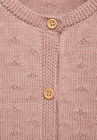 Svetlo roza pletena kardigan s okroglim izrezom, teksturiranim vzorcem in lesenimi gumbi ob sprednjem zapiranju.