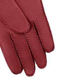 Gants en cuir rouge avec une texture lisse, des détails cousus et trois ouvertures pour les doigts. Le design présente un ajustement serré pour plus de confort.