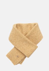 Lysebrun uldscarf med en struktureret overflade, der har en guldemblemdetalje og et foldet design. Blød, varm og alsidig.