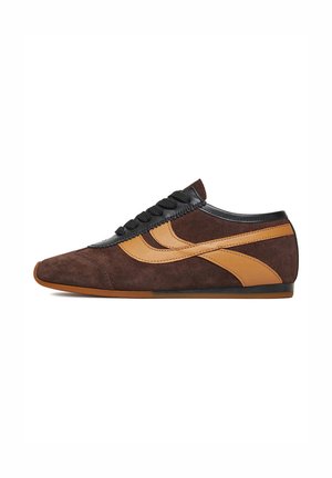 Braune Wildleder-Sneaker mit schwarzen Akzenten, Schnürdesign, orange Streifen und Gummisohle. Niedriges Profil und schlanker Shape.