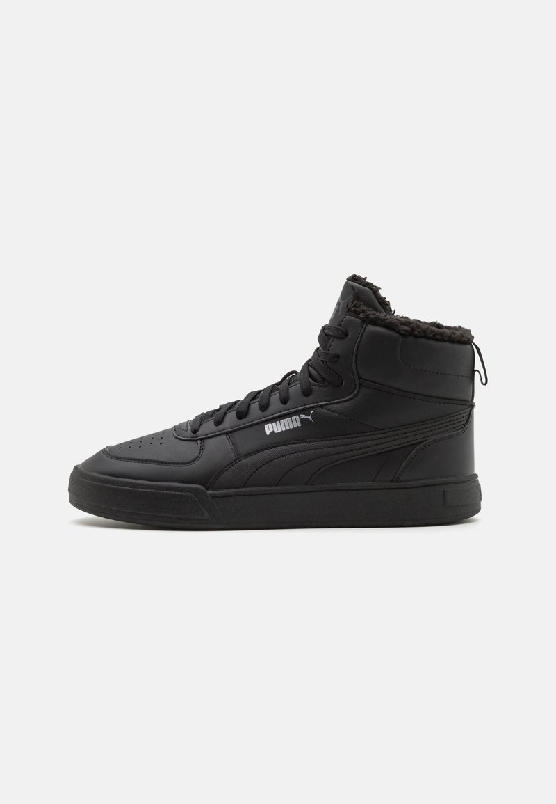Baskets montantes noires Puma avec lacets à l'avant, doublure en fausse fourrure et logo Puma sur le côté, présentées de profil sur fond blanc.