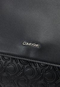 Calvin Klein MUST TOP HANDLE MONO - Handtas - black