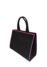 Borsa a tracolla nera in tessuto con lettere in rilievo, con rifiniture e manici rosa. La borsa ha una forma rettangolare strutturata.