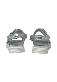 Sandali argentati con finitura lucida, cinturino regolabile con accento blu, suole bianche texturate e stampa floreale sulla soletta.