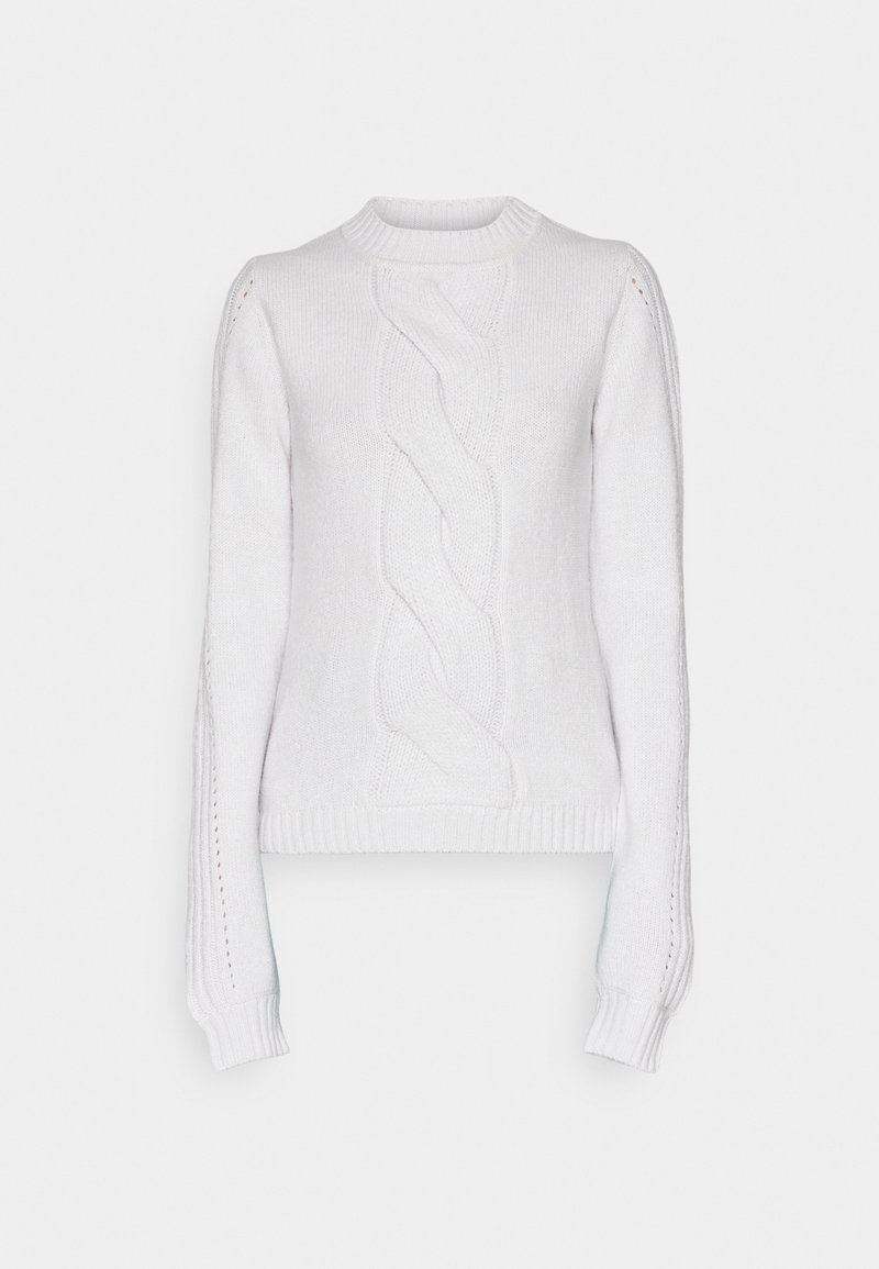Maglione bianco lavorato a maglia con scollo rotondo, caratterizzato da un motivo a treccia davanti e polsini a coste. I dettagli laterali includono piccole aperture.