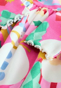 Buntes Baumwollkleid mit gerippter Textur, das rosa, grüne und blaue abstrakte Muster aufweist. Rüschenärmel verleihen dem Kleid zusätzliche Details.