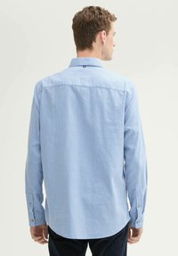 TOM TAILOR STRUKTURIERTES MIT BRUSTTASCHE - Camicia - mid blue white structure